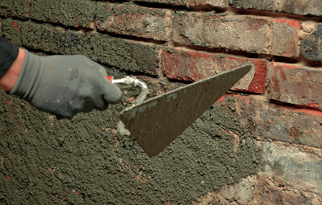 EGALISIERUNG Auf die Fläche bringen wir einen Wassersperrputz auf. Dieser sorgt für optimale Haftung sowie eine gleichmäßige Schichtdicke der nachfolgenden Abdichtung.