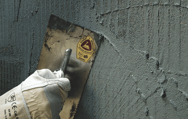 Abdichten: Aufbringen der bitumenfreien Dickbeschichtung in zwei Lagen mit Gewebeeinlage.