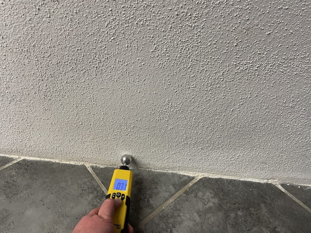 Messen wieviel Feuchtigkeit das Mauerwerk bereits kapillar aufgenommen hat.