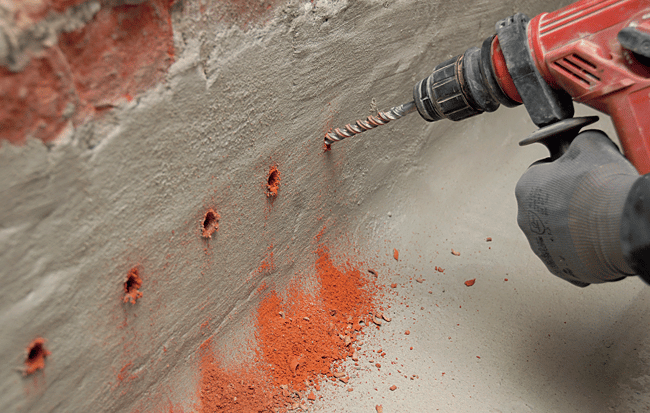 In das betroffene Mauerwerk werden im Abstand von 10-12 cm Bohrkanäle eingebracht