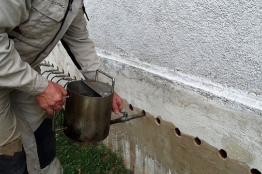 Je nach Mauerwerk wird mit unterschiedlichen Verfahren Spezialmaterial injiziert. Dieses verteilt sich vollflächig im Mauerwerk.